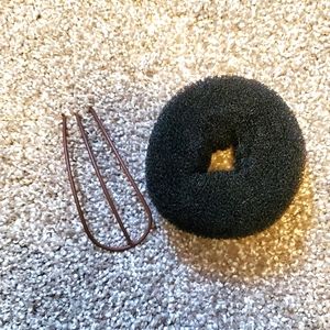 12/$30  👩‍🦱🖤  2 hair items and cosmetics bag